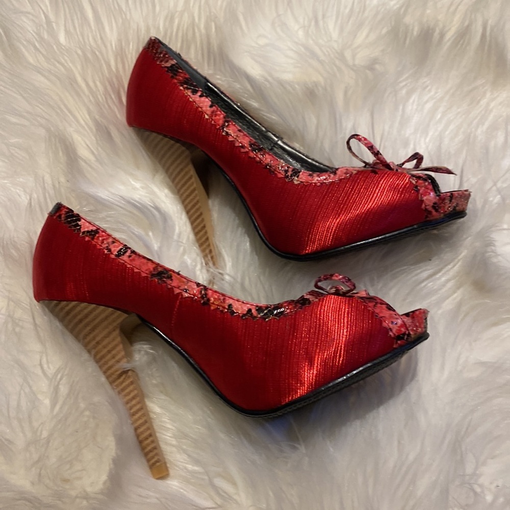 Vangelo Women’s Red High Heels Size 5 with snake skin accent
